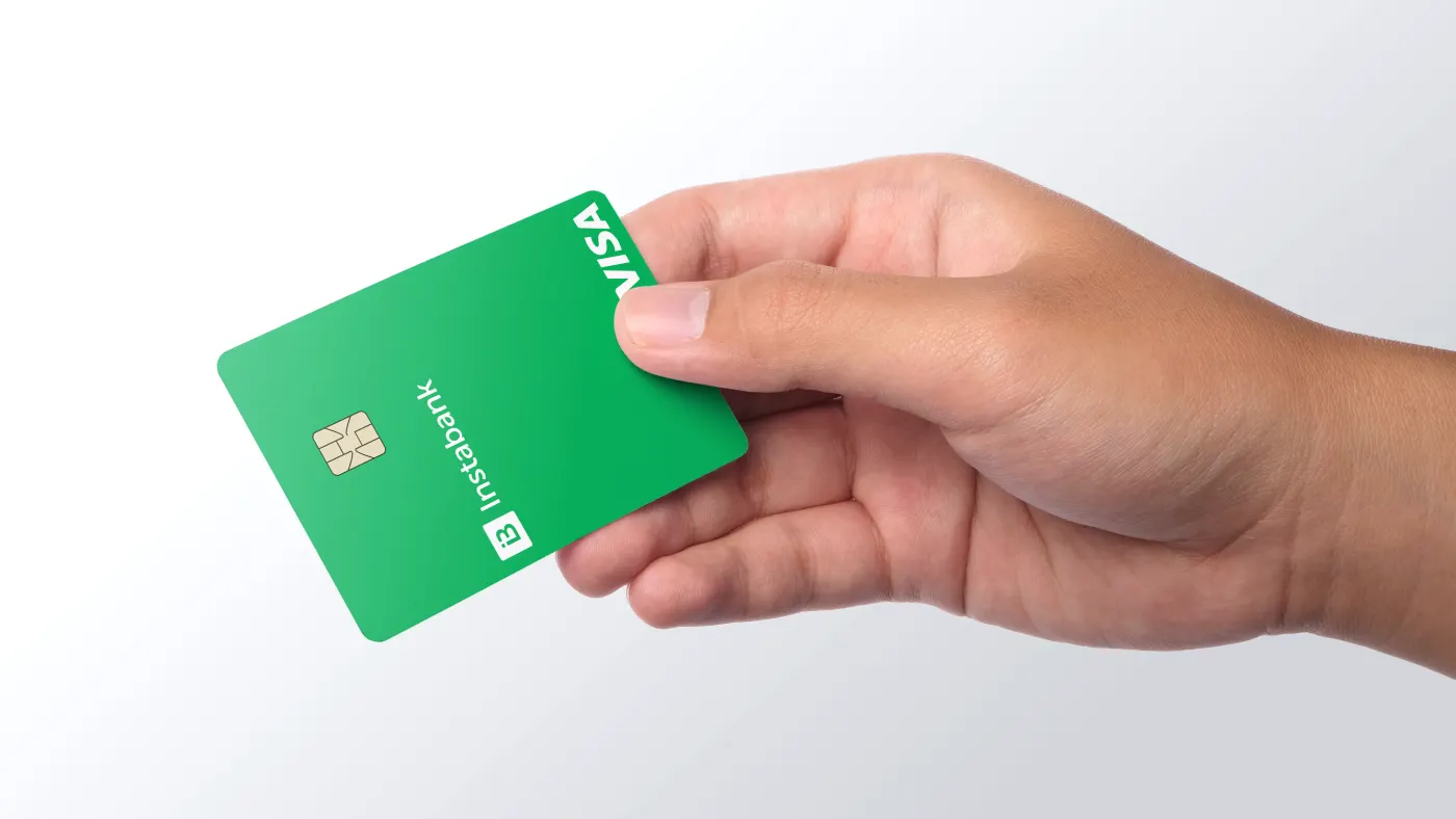 Instabank Visa-kredittkort holdt i hånden